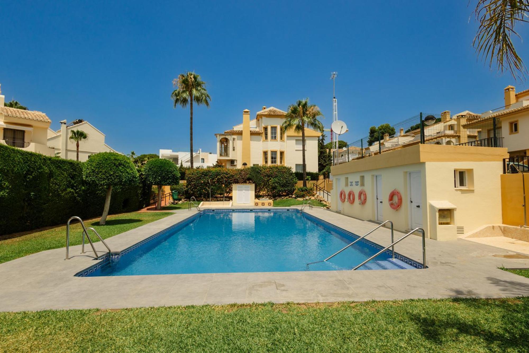 Beautiful Townhouse Walking Distance To The Beach In Costabella, Marbella Villa Exterior photo