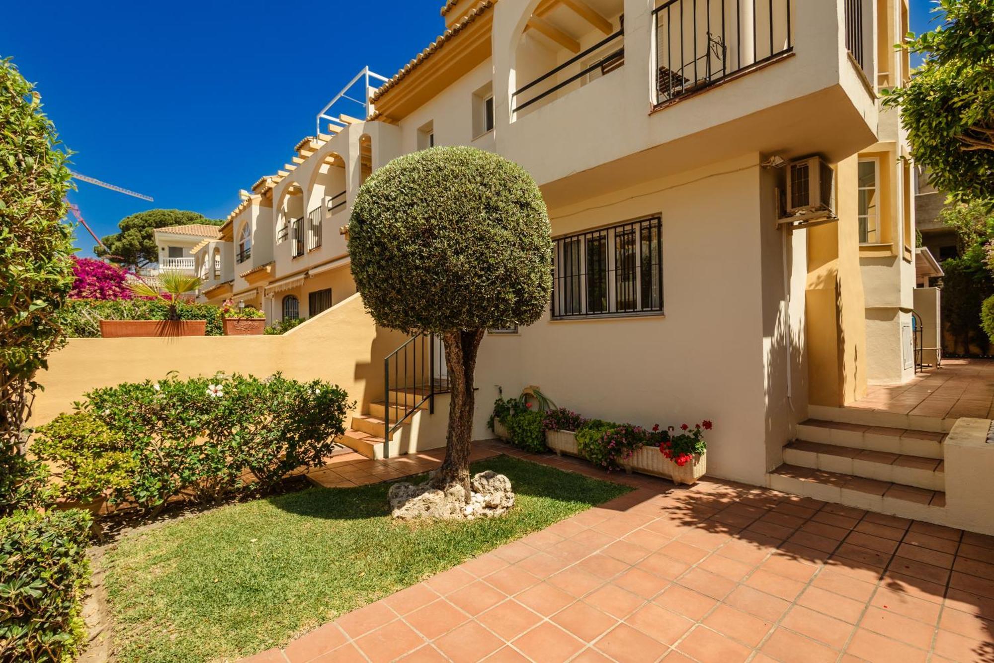 Beautiful Townhouse Walking Distance To The Beach In Costabella, Marbella Villa Exterior photo